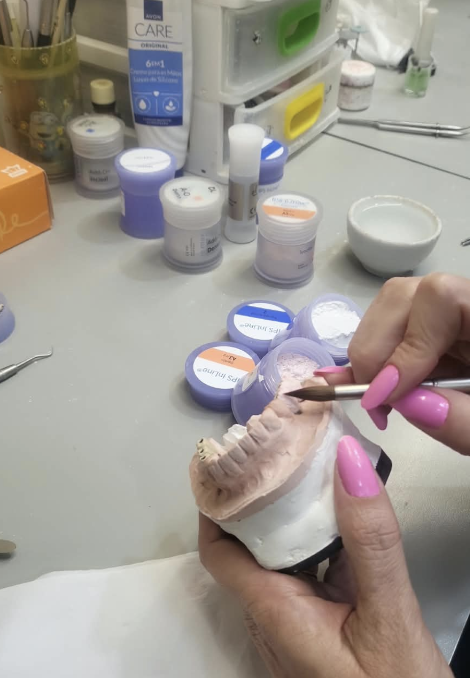 Caracterização artesanal de uma prótese dentária